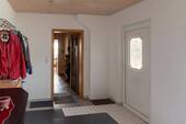Hauseingang/Blick zum Wohnbereich - 
