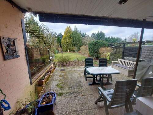 Blick von der Terrasse in den Garten - 3 Zimmer Reihenendhaus in Neumünster