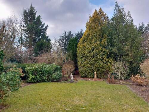 Garten mit Rasen, Beeten, Sträuchern und Bäumen - Reihenendhaus mit 81,50 m² in Neumünster zum Kaufen