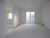 Küche mit Terrassenausgang, daneben Wohnzimmer - Großzügige 3-Zi.- EG-Wohnung mit Terrasse - Erstbezug (Wg-Nr. 1)