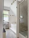 Bad mit Wanne & Dusche - 