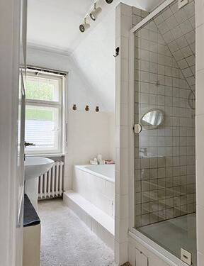 Bad mit Wanne & Dusche - 