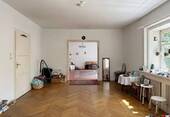 Wohnzimmer mit Stabparkett - 5 Zimmer Mehrfamilienhaus, Wohnhaus in Faßberg