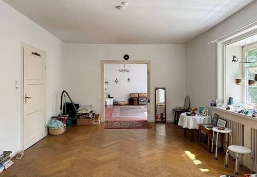 Wohnzimmer mit Stabparkett - 5 Zimmer Mehrfamilienhaus, Wohnhaus in Faßberg