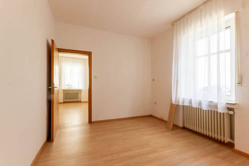 Schlafzimmer Erdgeschoss - 8 Zimmer Mehrfamilienhaus, Wohnhaus zum Kaufen in Arnsberg