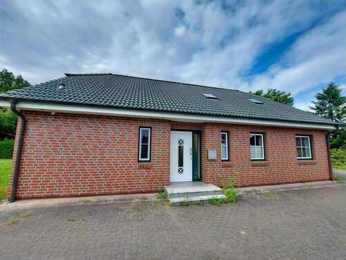 Vordere Traufenseite mit Eingangsbereich - Ruhige Lage und modernes Wohnen: Ihr Einfamilienhaus mit Garage im gepflegtem Zustand