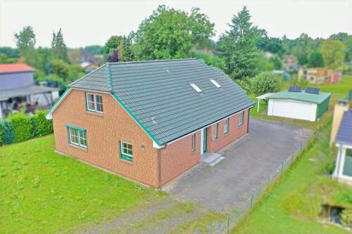 Drohnenbild Vorderansicht vom Grundstück - 2 Zimmer Einfamilienhaus in Bokel