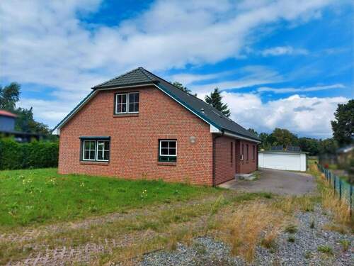 Vordere Giebelseite mit Zufahrt - 