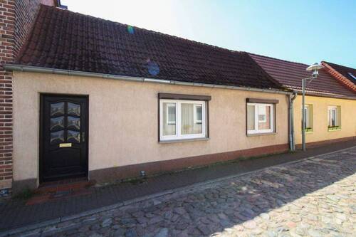 Außenansicht - Wohnen in urbaner Lage: Reihenmittelhaus mit 3 Räumen in Gnoien