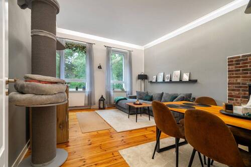 sanierte Einheit im EG / Wohnzimmer - 