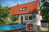 Foto_Haus_neu - Provisionsfrei! Familienfreundliches Zuhause mit Carport, Gerätehaus und Swimmingpool