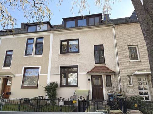 Bild 1 - PURNHAGEN-IMMOBILIEN - Modernisierungsbedürftige 2-Zimmer-Wohnung mit Balkon in zentraler Lage von Gröpelingen