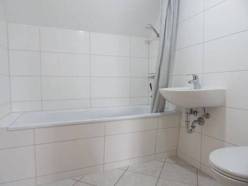 Bad mit Badewanne - Etagenwohnung mit 58,00 m&sup2; in Strausberg zur Miete