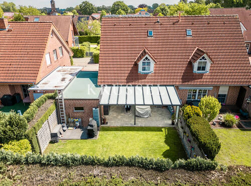 Die überdachte Terrasse lädt zu schönen Stunden im gepflegten Garten ein - 