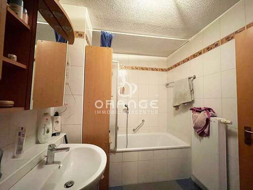 ...natürlich mit Dusche und Wanne - 