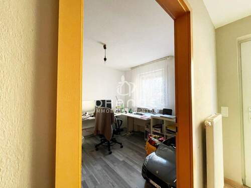 Rechts neben dem Eingang Ihr neues Homeoffice? - 5 Zimmer Reihenmittelhaus in Langenzenn