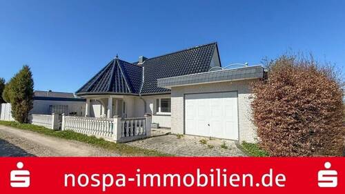 Straßenansicht - Wohnhaus mit südländischem Flair! Wohnhaus mit Doppelgarage, Wintergarten und Dachterrasse
