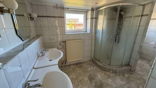 Vollbad mit Dusche - 