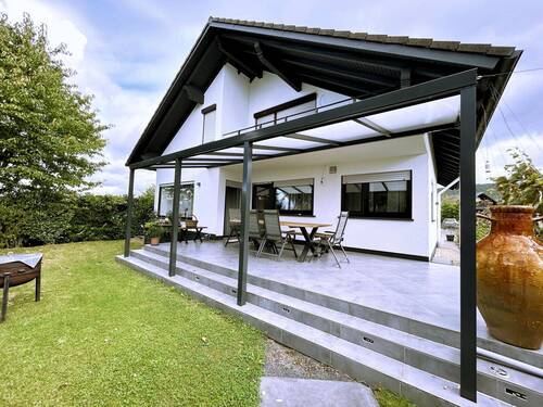 1Hausansicht mit Terrasse - Familienoase in Mönchberg: Naturverbundenheit trifft modernen Wohnkomfort!