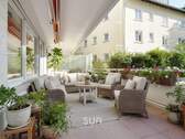 PRIVATE TERRASSE ( VISUALISIERUNG) - ZUHAUSE MIT CHARME - Lichtdurchflutete Wohnung mit Balkon und Grünblick