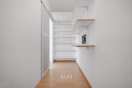 BEGEHBARER KLEIDERSCHRANK - 