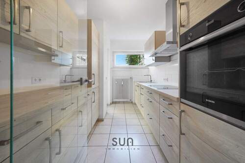 VOLL AUSGESTATTETE EINBAUKÜCHE - 