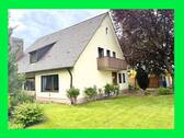 Ansicht - Wecken Sie dieses freistehende Einfamilienhaus aus dem Dornröschenschlaf!
