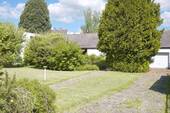 Blick zum Haus - Toplage Kassel-Kirchditmold: Großzügiger, freier Bungalow mit einem wunderschönen Garten und Garage