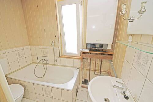 Bad mit Wanne im OG (Vorderhaus) - 