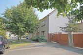 Hausansicht / Straßenseite - Geräumige Doppelhaushälfte - für 2-3 Familien nutzbar - in Lutherstadt Wittenberg OT Pratau