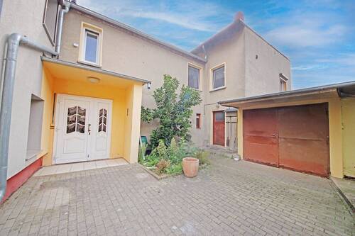 Hofbereich mit Blick auf Hauseingang und Garage - 