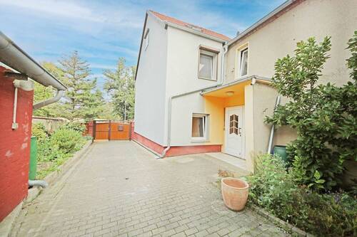 Blick auf die Zufahrt und den Hauseingang - 9 Zimmer Mehrfamilienhaus, Wohnhaus zum Kaufen in Wittenberg