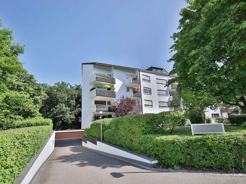 Hausansicht von vorne und Zufahrt - 