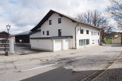 Ansicht Südwesten - Vollvermietetes Mehrfamilienhaus mit 5 Wohnungen in der Gemeinde Spiegelau, Bay. Wald
