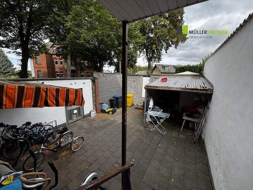 Innenhof direkt hinter dem Grundstückszugang - 