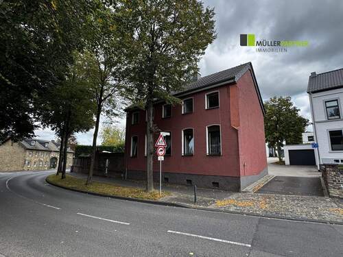 Vorderansicht mit Zufahrt zum Carport - 4 Zimmer Einfamilienhaus zum Kaufen in Eschweiler