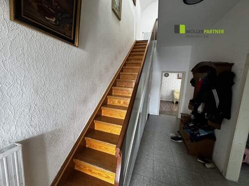 Diele im EG mit Treppe ins I.OG - 