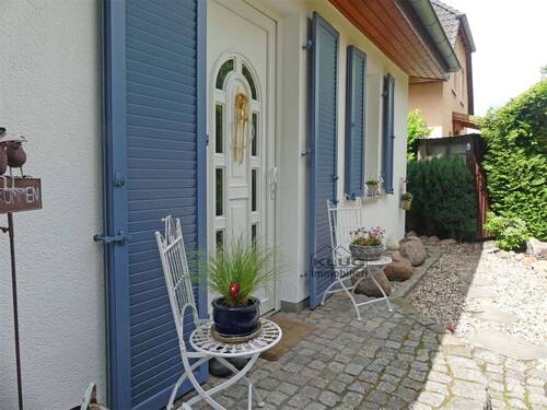 Eingangsbereich mit Fensterläd - 3 Zimmer Einfamilienhaus zum Kaufen in Birkenwerder