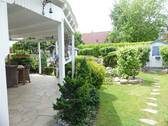 Garten mit kleinem Gartenhaus - 