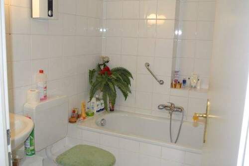 Das innenliegende Bad mit Wanne - 2 Zimmer Etagenwohnung in Mülheim an der Ruhr