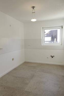 Die Küche mit Durchreiche - 3 Zimmer Etagenwohnung in Rheinfelden