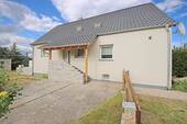 Hausansicht / Hauseingang - 6 Zimmer Einfamilienhaus zum Kaufen in Coswig (Anhalt)