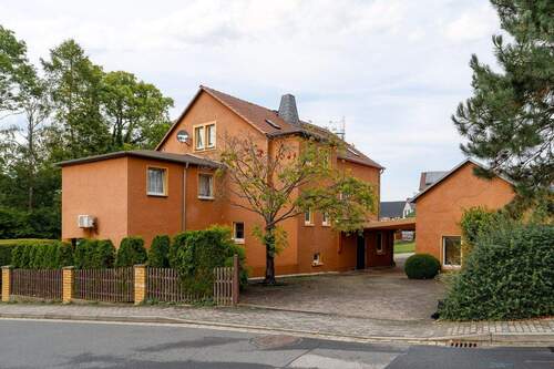 Rückansicht_mit Zufahrt - Ein Zuhause mit Seele und Substanz - vielseitig, gepflegt und bezugsbereit in DD-Weixdorf!