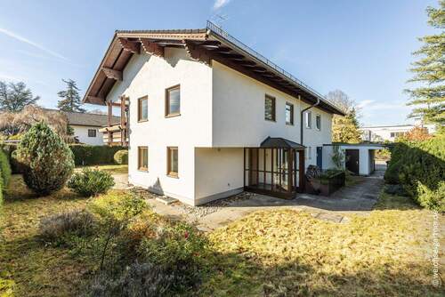 Die Eingangsseite - 5 Zimmer Doppelhaushälfte in Grünwald