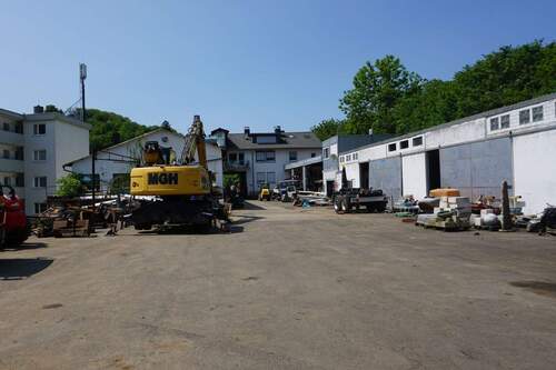 Stellfläche hinter dem Haus - 