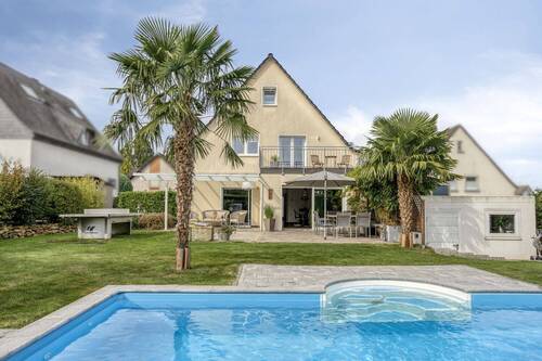 Gartenansicht_web - Freistehendes Einfamilienhaus mit Pool, Palmen und lichtdurchfluteten Wohnräumen