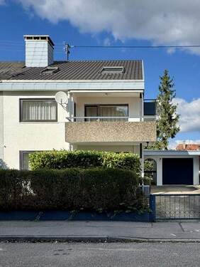 Vorderansicht 2 - 6 Zimmer Doppelhaushälfte zum Kaufen in Ludwigsburg