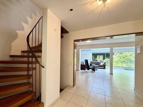 Flur mit Blick in Wohnbereich - 6 Zimmer Doppelhaushälfte in Ludwigsburg