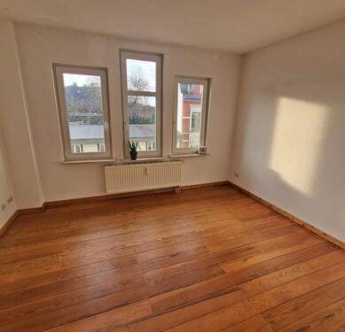 Wohnzimmer mit Dielen - 2 Zimmer Etagenwohnung zur Miete in Schwerin