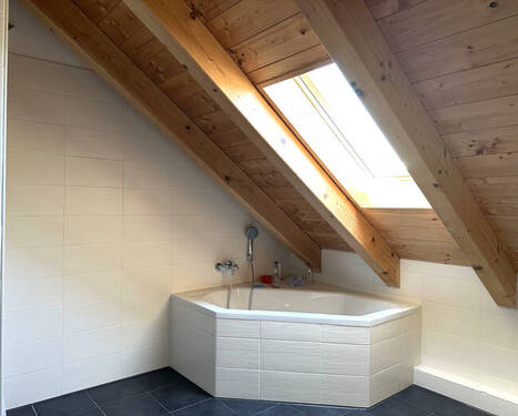 Bad mit Eckbadewanne im DG - 